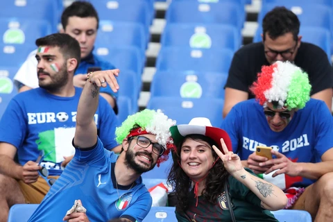 [Video] Vẻ đẹp gợi cảm của các nữ cổ động viên đội tuyển Italy