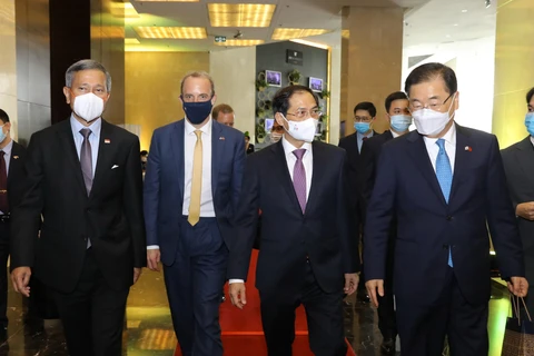 Bộ trưởng Bộ Ngoại giao Bùi Thanh Sơn (thứ hai bên phải), Bộ trưởng Ngoại giao Singapore Vivian Balakrishnan (ngoài cùng bến trái), Bộ trưởng Ngoại giao Hàn Quốc Chung Eui Yong (ngoài cùng bên phải) và Bộ trưởng Bộ Ngoại giao và Phát triển Vương quốc Anh 