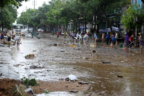 Mưa lớn gây ngập cục bộ tại tuyến đường Lê Thanh, phường Bắc Cường, thành phố Lào Cai. (Ảnh: Quốc Khánh/TTXVN)