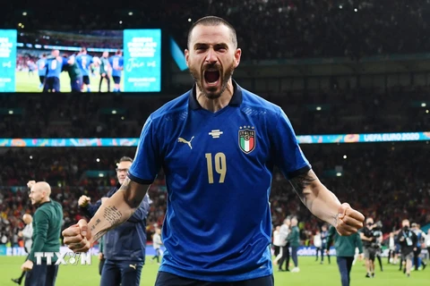 Leonardo Bonucci bị ngăn trở lại sân sau khi màn ăn mừng phấn khích