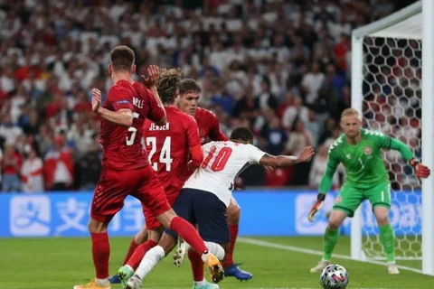Tranh cãi pha bóng Sterling mang về quả penalty cho tuyển Anh