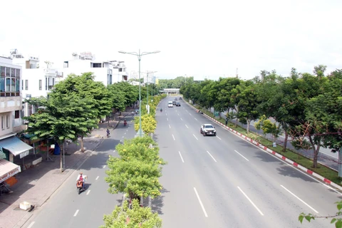 Đường Phạm Văn Đồng, một trong nững tuyến trục chính kết nối thành phố Thủ Đức với trung tâm Thành phố Hồ Chí Minh khá vắng vẻ trong ngày đầu thực hiện giãn cách. (Ảnh: Tiến Lực/TTXVN)