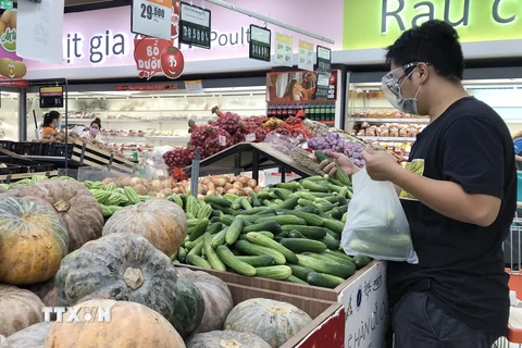 Lượng khách đến siêu thị tăng sau khi Hà Nội siết chặt phòng dịch