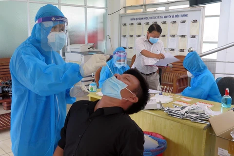 Các giảng viên, sinh viên Trường Đại học Kỹ thuật Y-Dược Đà Nẵng hỗ trợ tỉnh Phú Yên lấy mẫu xét nghiệm. (Ảnh: Xuân Triệu/TTXVN)