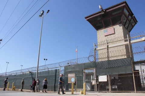 Hàng rào bên ngoài nhà tù Guantanamo. (Ảnh: AFP/TTXVN)