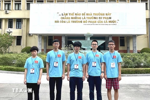Học sinh Việt Nam tham dự Olympic Vật lý Quốc tế 2021 (IPhO 2021) đã mang về thành tích xuất sắc, khi 5/5 học sinh tham gia có huy chương. (Ảnh: TTXVN phát)