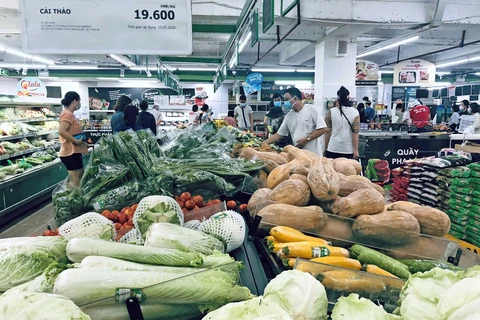 Người dân mua sắm tại siêu thị Vinmart trên phố Võ Thị Sáu, quận Hai Bà Trưng, Hà Nội. (Ảnh: Trần Việt/TTXVN)