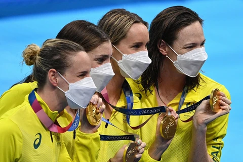 Các kình ngư Australia giành huy chương vàng nội dung bơi nữ 4x100m tiếp sức tự do. (Ảnh: AFP/TTXVN)