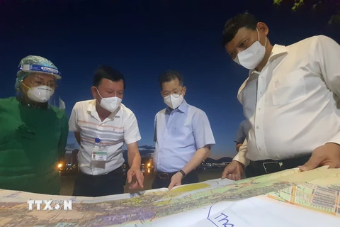 Bí thư Thành ủy Đà Nẵng Nguyễn Văn Quảng (thứ 2, bên phải) kiểm tra tình hình kiểm soát dịch COVID-19 tại phường Nại Hiên Đông (quận Sơn Trà). (Ảnh: Văn Dũng/TTXVN))