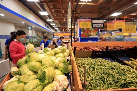 Người dân mua sắm thực phẩm tại siêu thị Co.opmart Hà Nội trong thời gian giãn cách xã hội. (Ảnh: Tuấn Anh/TTXVN)