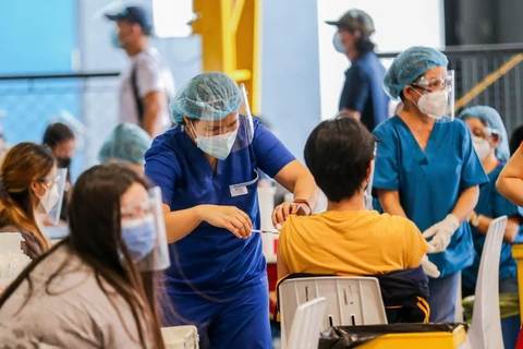 Nhân viên y tế tiêm vaccine phòng COVID-19 cho người dân tại San Juan, Philippines. (Ảnh: THX/TTXVN)