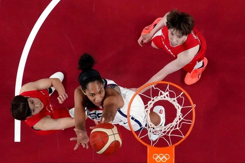 Tuyển nữ bóng rổ Mỹ (áo trắng) nhiều khả năng sẽ giành HCV. (Nguồn: Getty Images)