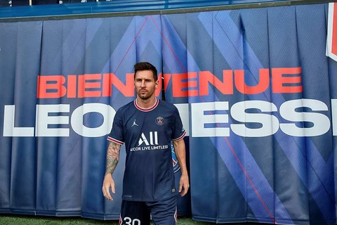 [Video] Hàng trăm cảnh sát hộ tống Messi đến ký hợp đồng với PSG