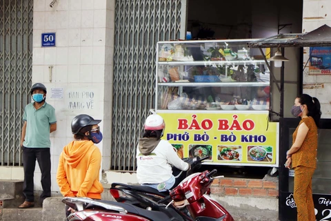 Các điểm bán đồ ăn tại thành phố Phan Rang-Tháp Chàm hoạt động trở lại theo hình thức bán mang về, đảm bảo theo quy định phòng, chống dịch. (Ảnh: Công Thử/TTXVN)