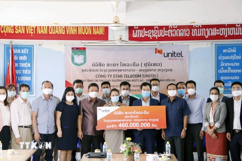 Liên doanh viễn thông Việt Nam ở Lào hỗ trợ Trường Song ngữ Nguyễn Du