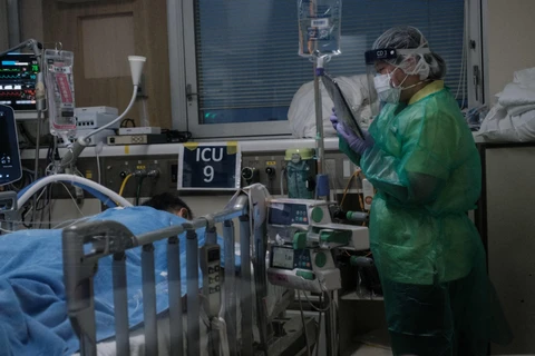 Nhân viên y tế điều trị cho bệnh nhân COVID-19 tại bệnh viện ở Yokohama, Nhật Bản. (Ảnh: AFP/ TTXVN)