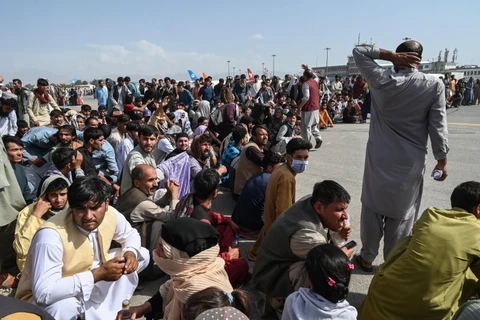 Đám đông người sơ tán chờ đợi được rời khỏi Afghanistan tại sân bay quốc tế ở Kabul, ngày 16/8. (Ảnh: AFP/TTXVN)
