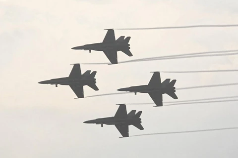 Afghanistan: Tiêm kích F-18 của Mỹ lượn vòng trên bầu trời Kabul