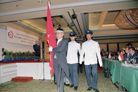 Nghi thức rước Quốc kỳ Việt Nam từ vị trí các nước quan sát viên sang vị trí các nước thành viên chính thức được tiến hành với sự chứng kiến của hàng trăm đại biểu, các hãng thông tấn báo chí trong nước và quốc tế. (Ảnh: Xuân Tuân/TTXVN)