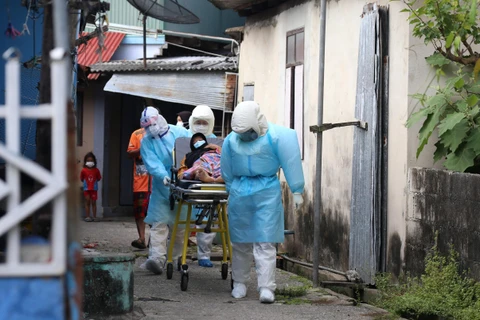 Chuyển bệnh nhân COVID-19 tới bệnh viện tại Pattani, Thái Lan. (Ảnh: AFP/TTXVN)
