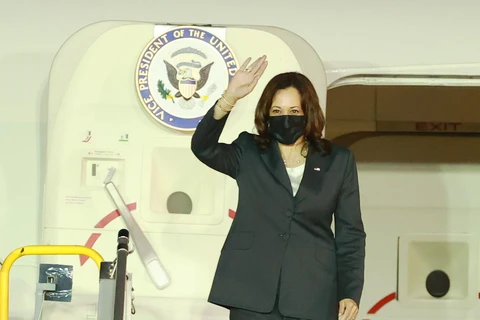 Phó Tổng thống Hoa Kỳ Kamala Harris tại Sân bay Quốc tế Nội Bài, Hà Nội. (Ảnh: Lâm Khánh/TTXVN) 