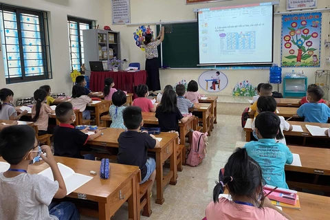 Trường Tiểu học Định Trung, thành phố Vĩnh Yên tận dụng 'thời gian vàng' dạy học cho học sinh lớp 1 trong khi dịch COVID-19 đang diễn biến phức tạp. (Ảnh: Nguyễn Thảo/TTXVN)