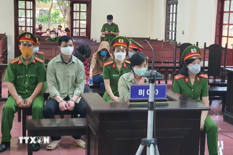 Tòa án Nhân dân tỉnh Vĩnh Phúc xét xử các cựu cán bộ Thanh tra Bộ Xây dựng. (Ảnh: Nguyễn Trọng Lịch/TTXVN)