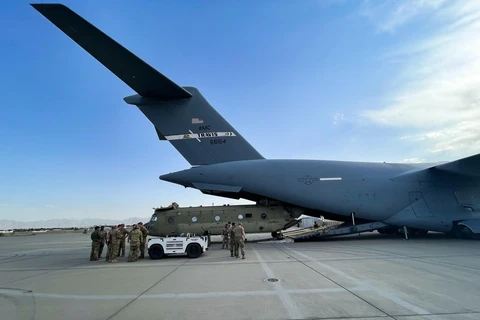Máy bay trực thăng CH-47 Chinook được chuyển lên máy bay vận tải C-17 Globemaster III của Không lực Mỹ tại sân bay quốc tế Hamid Karzai ở Kabul, Afghanistan. (Ảnh: THX/ TTXVN)