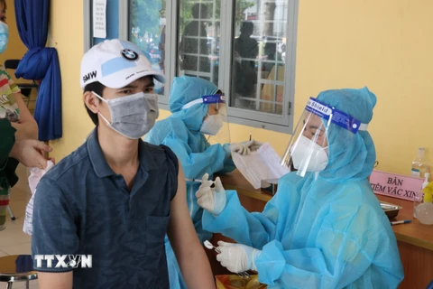 Bình Dương: Tính phương án cho người tiêm 2 mũi vaccine được ra đường