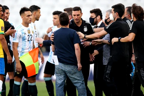 Trận đấu giữa Brazil và Argentina bị hủy bỏ sau khi các quan chức y tế Brazil lao vào sân. (Nguồn: Getty Images)