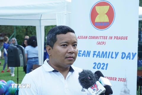 Thắm tình đoàn kết hữu nghị trong Ngày gia đình ASEAN năm 2021 tại Séc