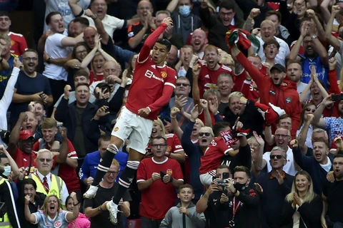 Ronaldo ăn mừng trước sự phấn khích của người hâm mộ Quỷ đỏ. (Nguồn: Getty Images)