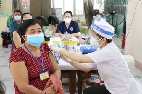 Tiêm vaccine cho người dân thành phố Tuy Hòa, Phú Yên. (Ảnh: Phạm Cường/TTXVN)