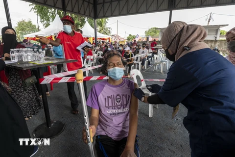 Dịch COVID-19: Malaysia đổi chiến lược về miễn dịch cộng đồng