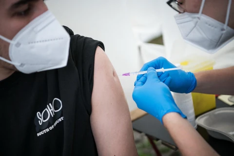Tiêm vaccine ngừa COVID-19 tại Berlin, Đức. (Ảnh: AFP/TTXVN)