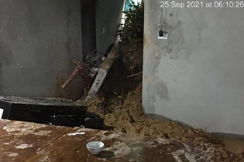 Hà Tĩnh: Sạt lở đất làm sập tường nhà, một trẻ em nhập viện