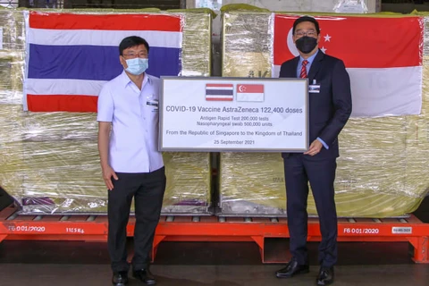 Singapore hỗ trợ Thái Lan vaccine, Indonesia hạn chế người nhập cảnh