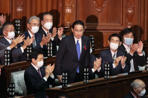 Tân Chủ tịch Đảng Dân chủ Tự do (LDP) cầm quyền Nhật Bản Fumio Kishida (giữa) được Quốc hội bầu làm Thủ tướng mới. (Ảnh: THX/TTXVN)