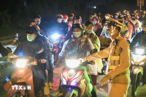 Hà Nội: Kịp thời hỗ trợ người dân từ phía Nam về quê di chuyển qua