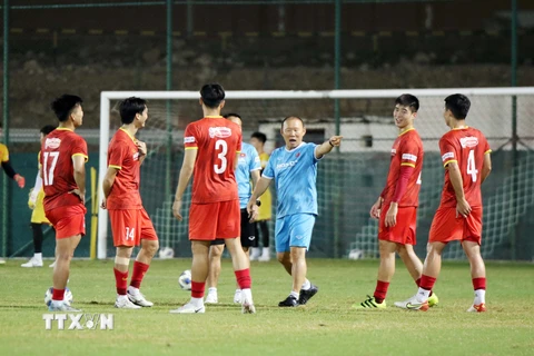 Đội tuyển Việt Nam tập buổi đầu tiên chuẩn bị cho trận gặp tuyển Oman
