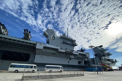 Tàu sân bay HMS Queen Elizabeth neo tại Căn cứ hải quân Changi, Singapore, ngày 11/10/2021. (Ảnh: AFP/TTXVN)