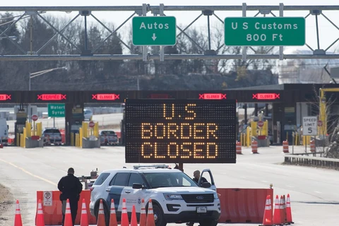 Mỹ chuẩn bị mở cửa biên giới đường bộ với Canada và Mexico