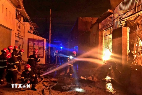 TP Hồ Chí Minh: Phong tỏa hiện trường, điều tra vụ cháy xưởng sơn