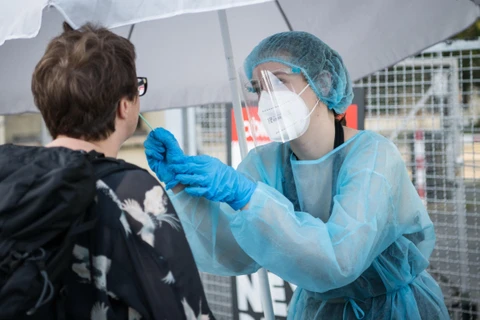 Nhân viên y tế lấy mẫu xét nghiệm COVID-19 tại Berlin, Đức. (Ảnh: AFP/TTXVN)