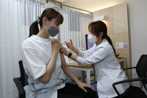Sống chung với COVID-19: Hàn Quốc áp dụng “thẻ vaccine”