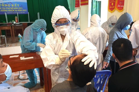 Cán bộ y tế lấy mẫu xét nghiệm người dân ở phường Ngọc Hà (thành phố Hà Giang, Hà Giang). (Ảnh: Minh Tâm/TTXVN)