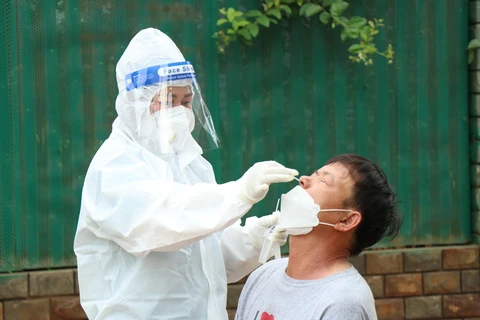 Nhân viên y tế lấy mẫu xét nghiệm cho người dân thành phố Buôn Ma Thuột. (Ảnh: Tuấn Anh/TTXVN)