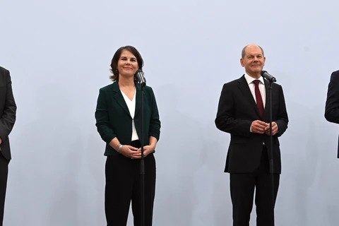 Đồng lãnh đạo đảng Xanh Robert Habeck và Annalena Baerbock, Phó Thủ tướng đồng thời là ứng viên Thủ tướng của SPD Olaf Scholz và lãnh đạo FDP Christian Lindner trong buổi họp báo sau cuộc đàm phán thăm dò về việc thành lập Chính phủ liên minh, tại Berlin,