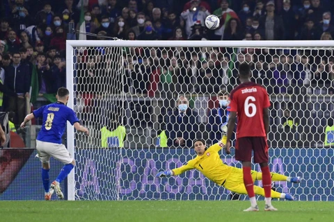 Jorginho sút bóng lên trời từ chấm 11m, đẩy Italy vào thế khó. (Nguồn: football-italia.net)