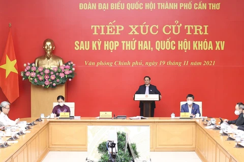 Thủ tướng Phạm Minh Chính phát biểu tại buổi tiếp xúc cử tri Thành phố Cần Thơ trực tuyến từ điểm cầu Chính phủ (Hà Nội). (Ảnh: Dương Giang-TTXVN)